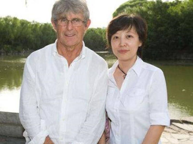 唐果儿涮着一块毛肚问道，D&R旗下新出了一款香水你知道吗？不知道。